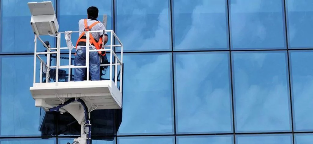 мужчина на автовышке