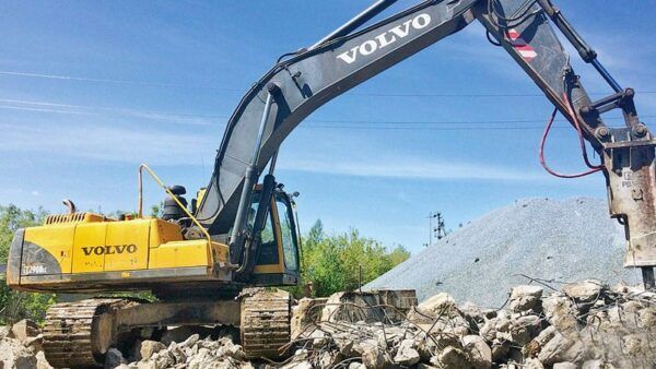 Volvo EC240BLC с гидромолотом