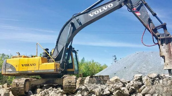 Volvo EC240BLC с гидромолотом