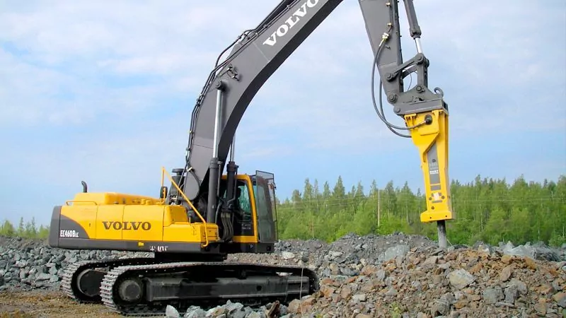 Volvo EC240BLC с гидромолотом