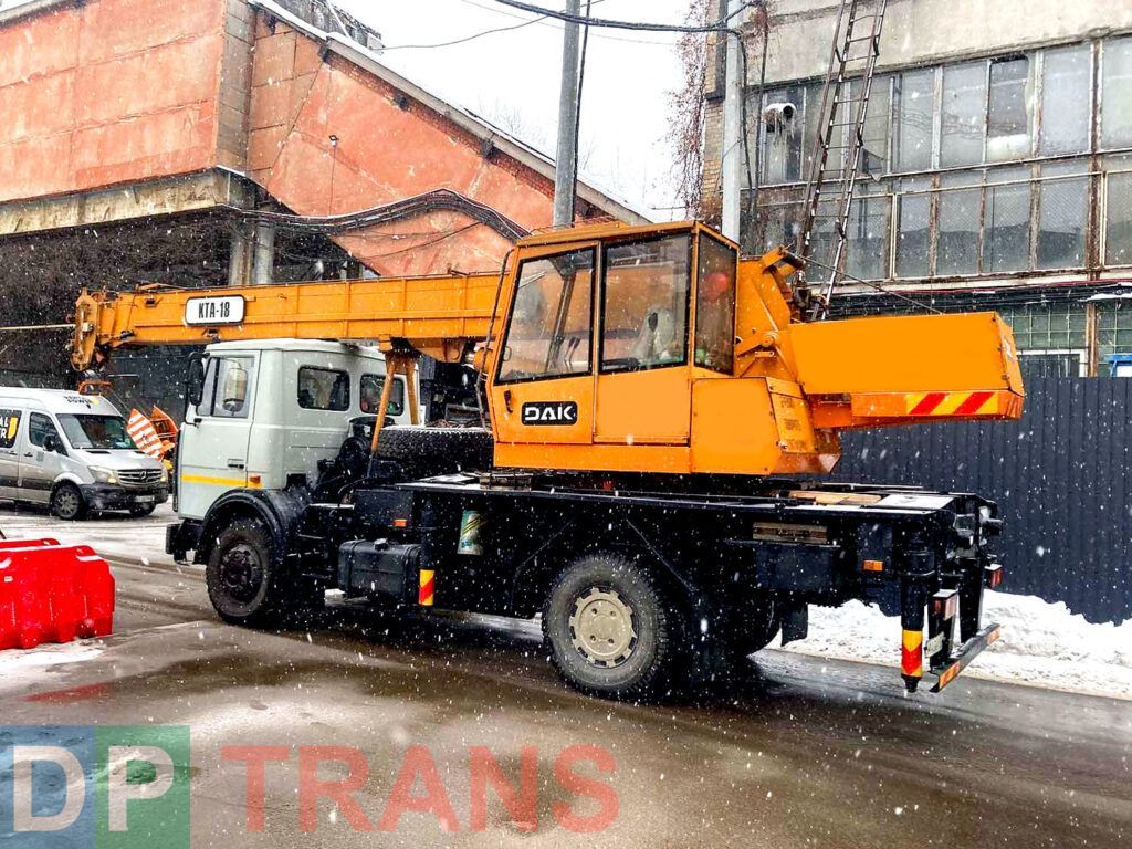 автокран по дороге на работу