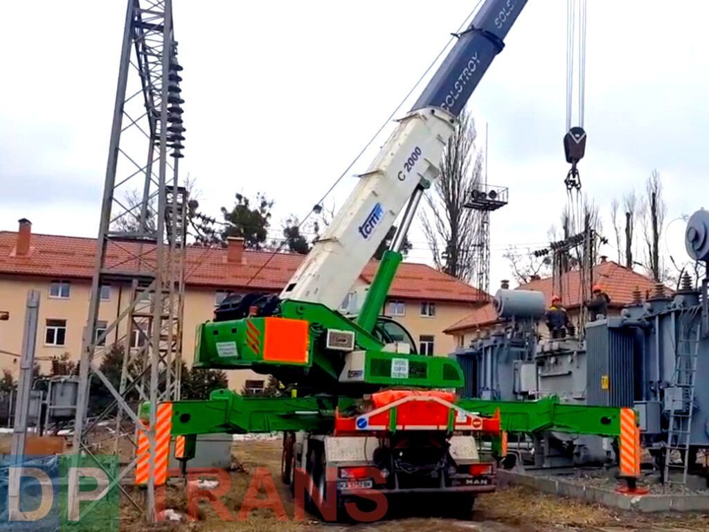 автокран в процессе работы